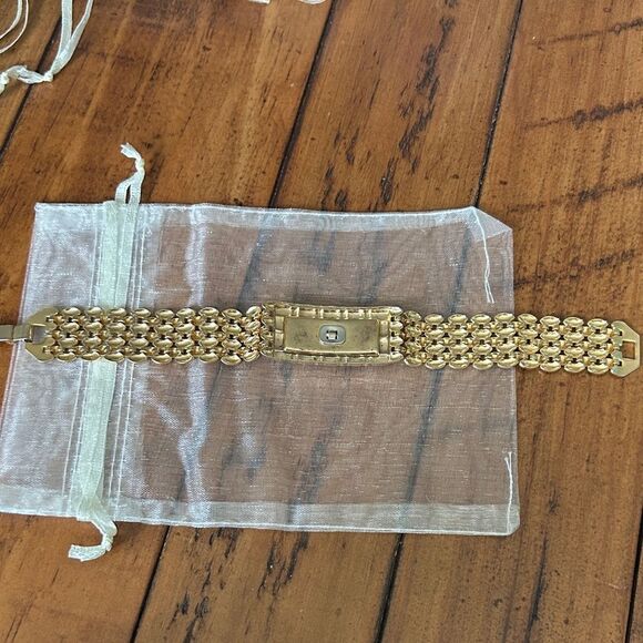 Vintage Elegant Gold Bracelet with Interlocking Design - Picture 3 of 6